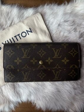 Authentic Louis Vuitton Sarah Wallet
